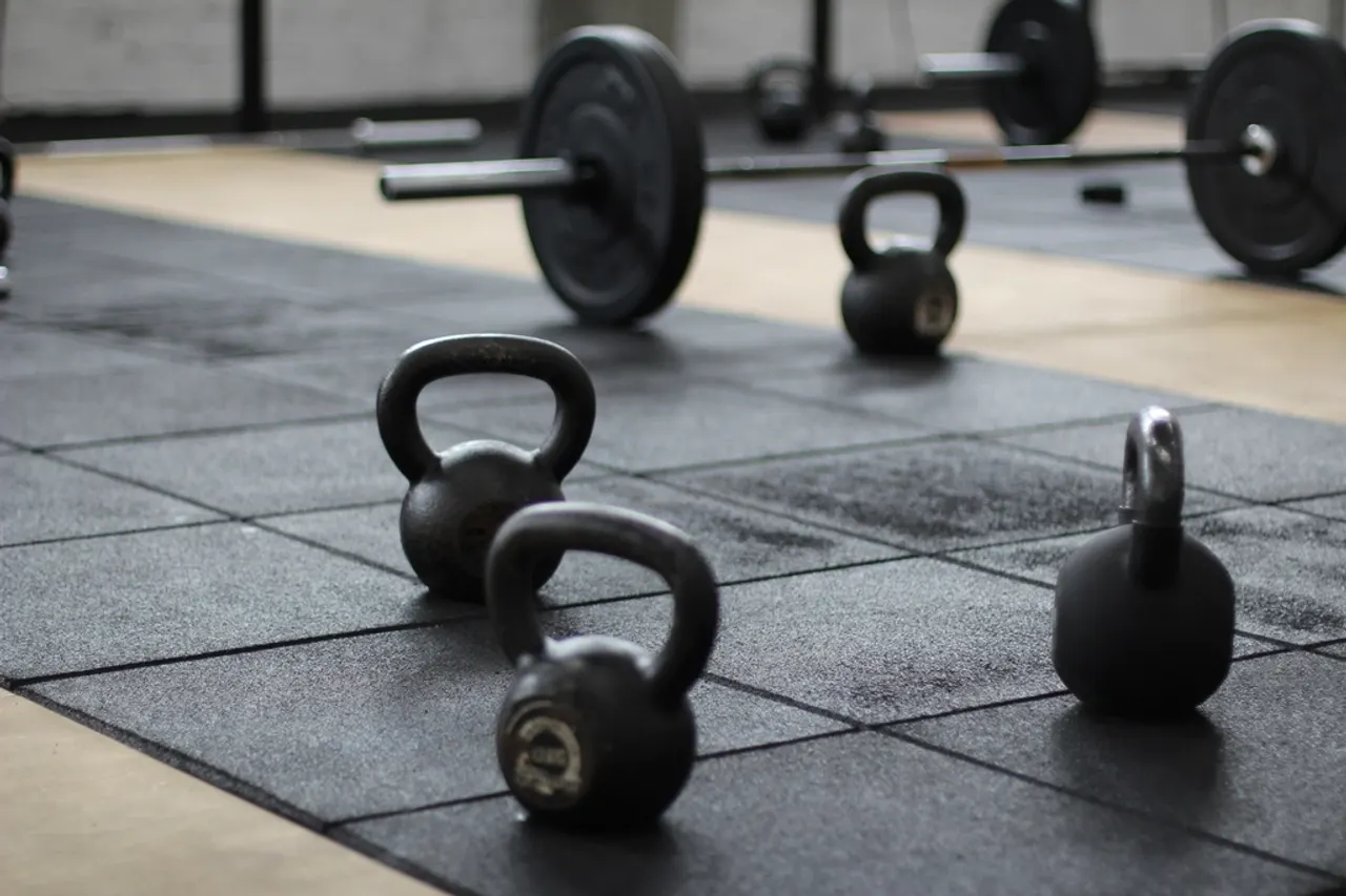 Kettlebells e anilhas na área de treino livre